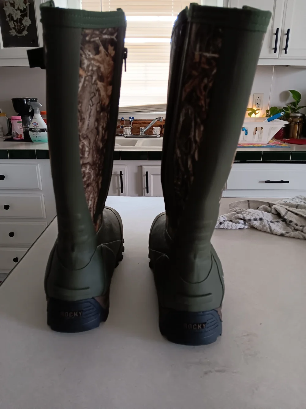 Mens Core Rubber Waterproof Outdoor Boot. Size 10.